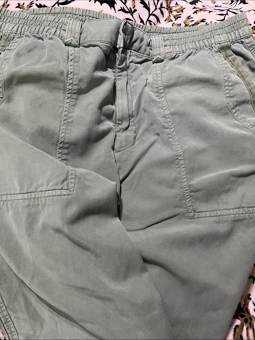 Zara women’s Elastic-Waist Cargo Pants in Light Sage Green